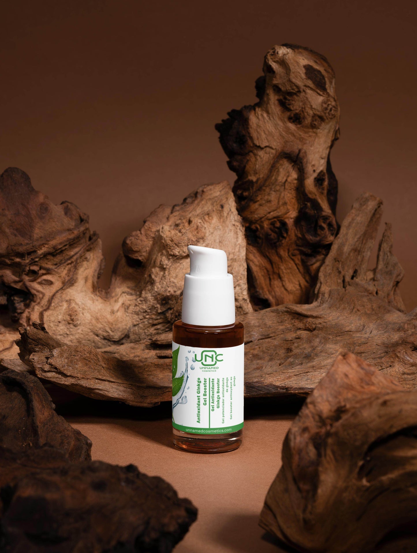 Gel antioxidante ginkgo em frasco sobre madeira natural, ideal para cuidados com a pele
