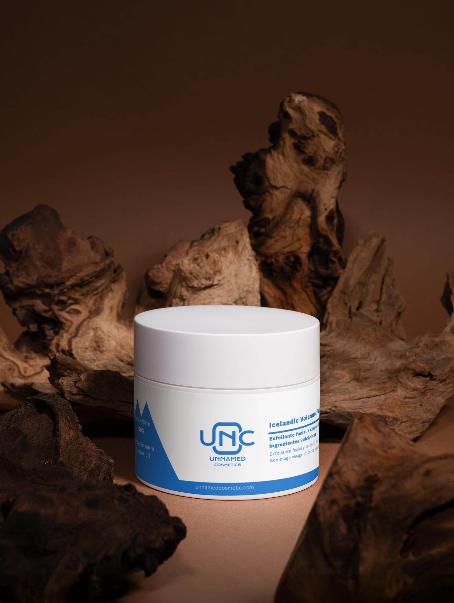 Esfoliante de vulcão islandês em pote branco com design minimalista sobre fundo natural
