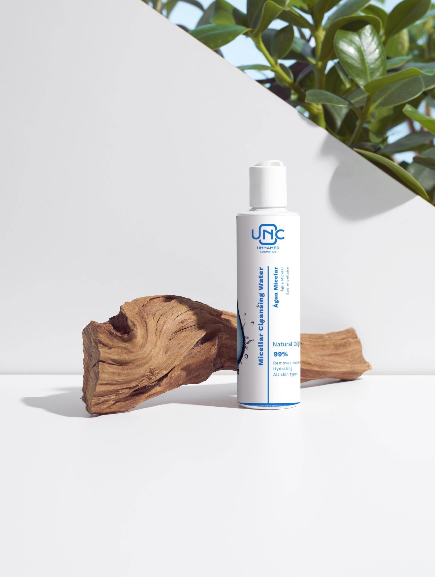 Água micelar natural da Unnamed Cosmetics em frasco com design elegante para limpeza facial eficaz