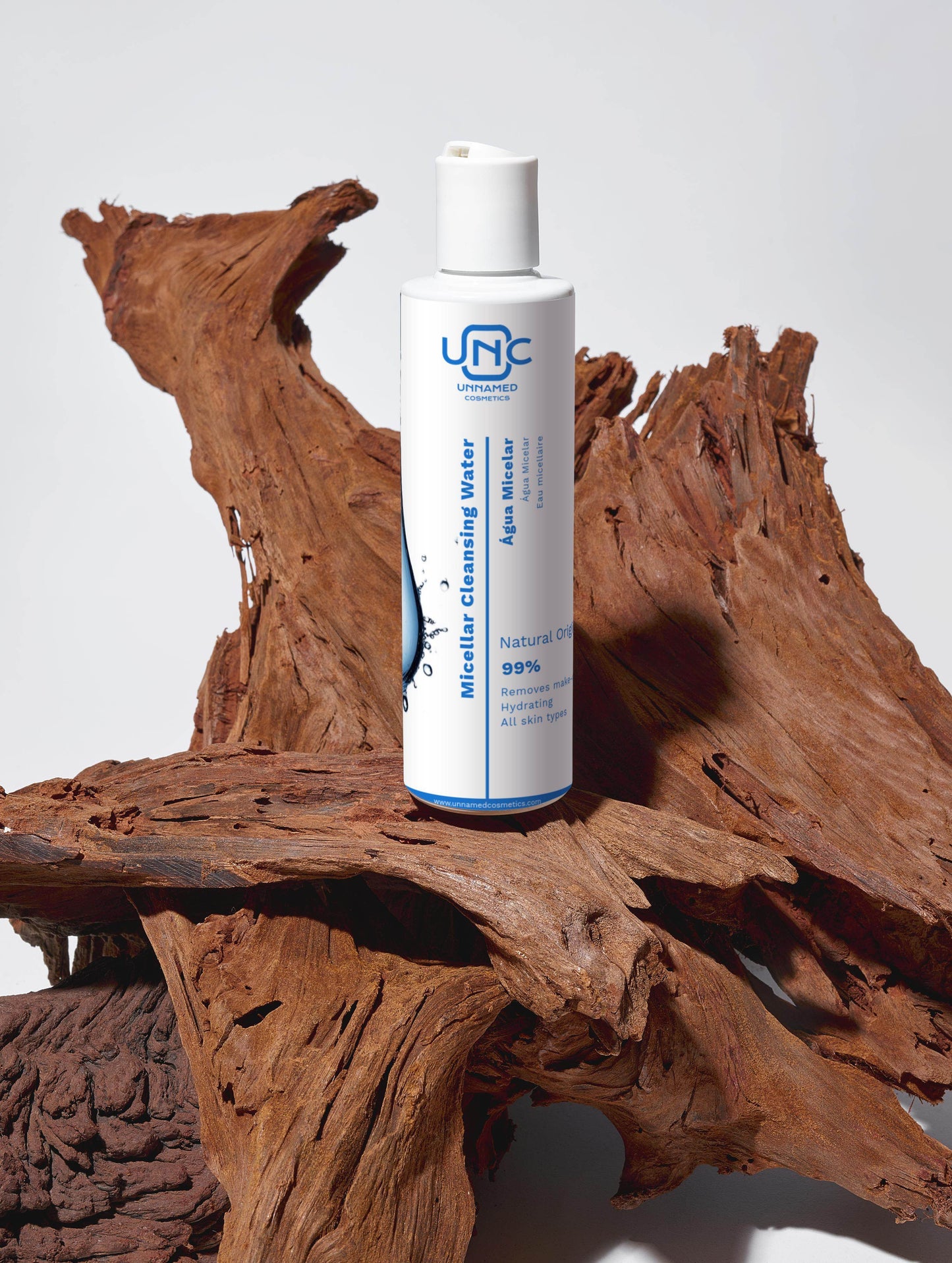 Água micelar natural UNC em frasco com design elegante, ideal para limpeza da pele