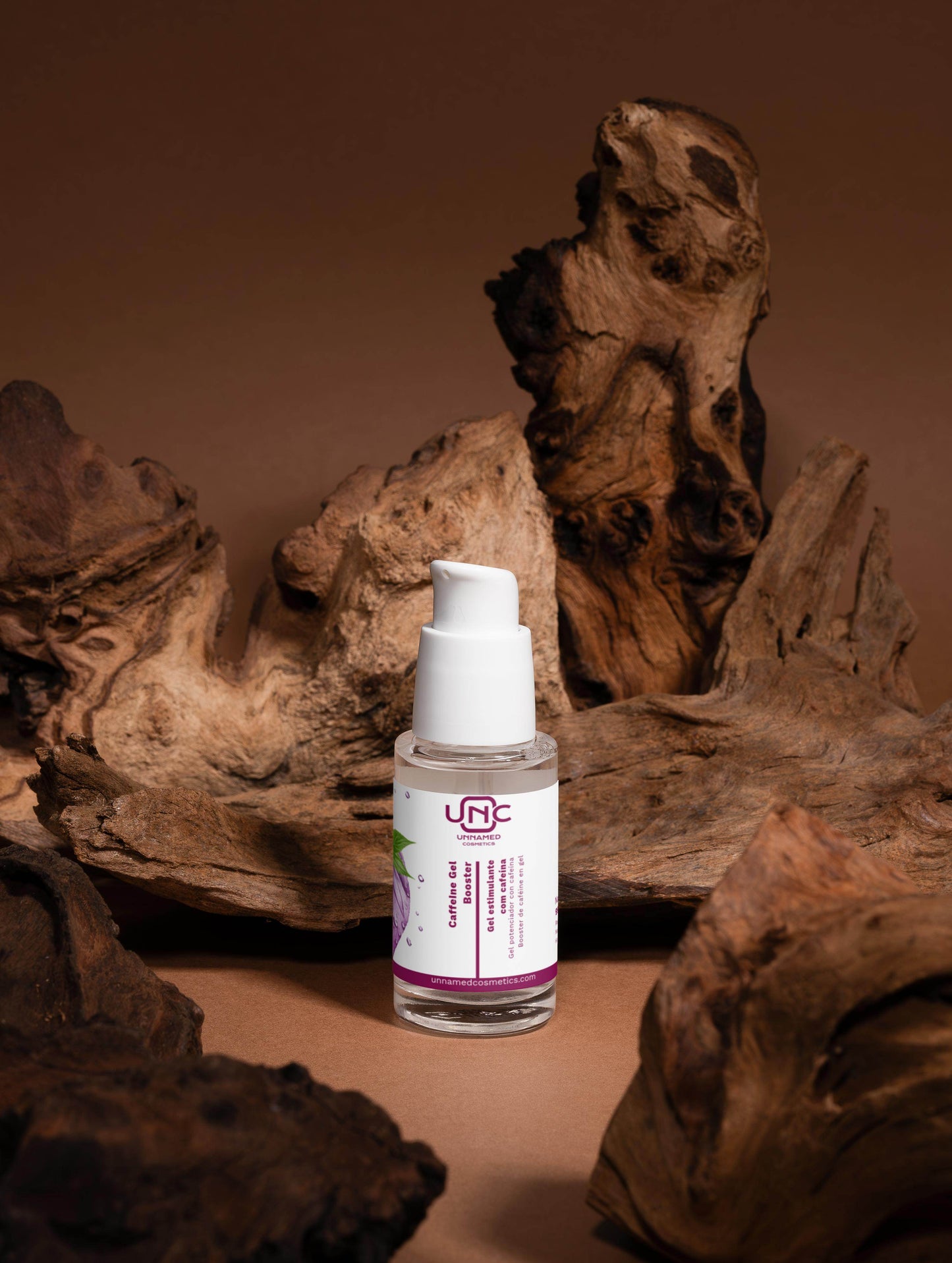 Gel com cafeína para olheiras em frasco transparente com tampa branca sobre fundo de madeira natural