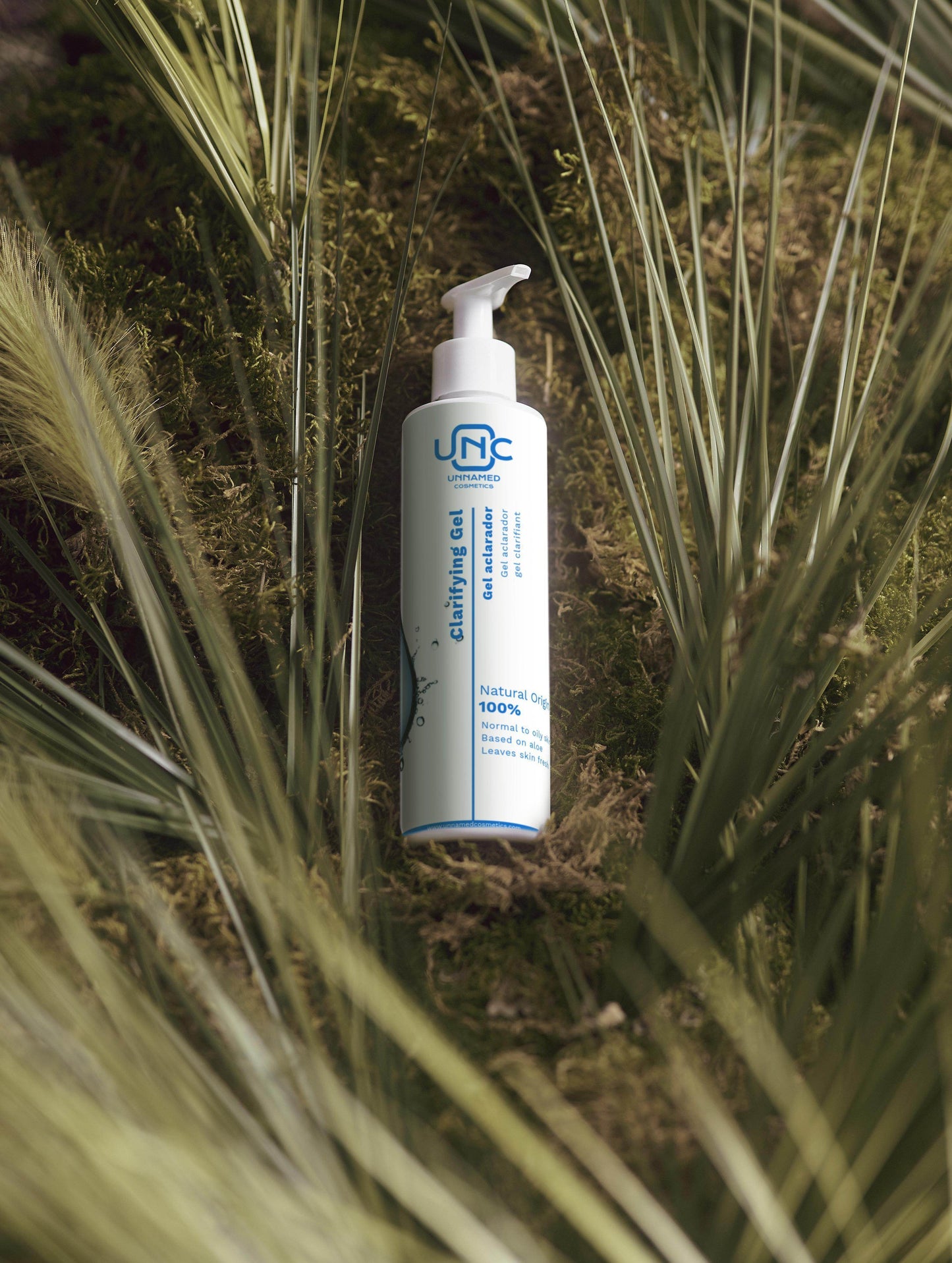 Gel de Limpeza para todo o tipo de peles da Unnamed Cosmetics em embalagem branca sobre fundo natural