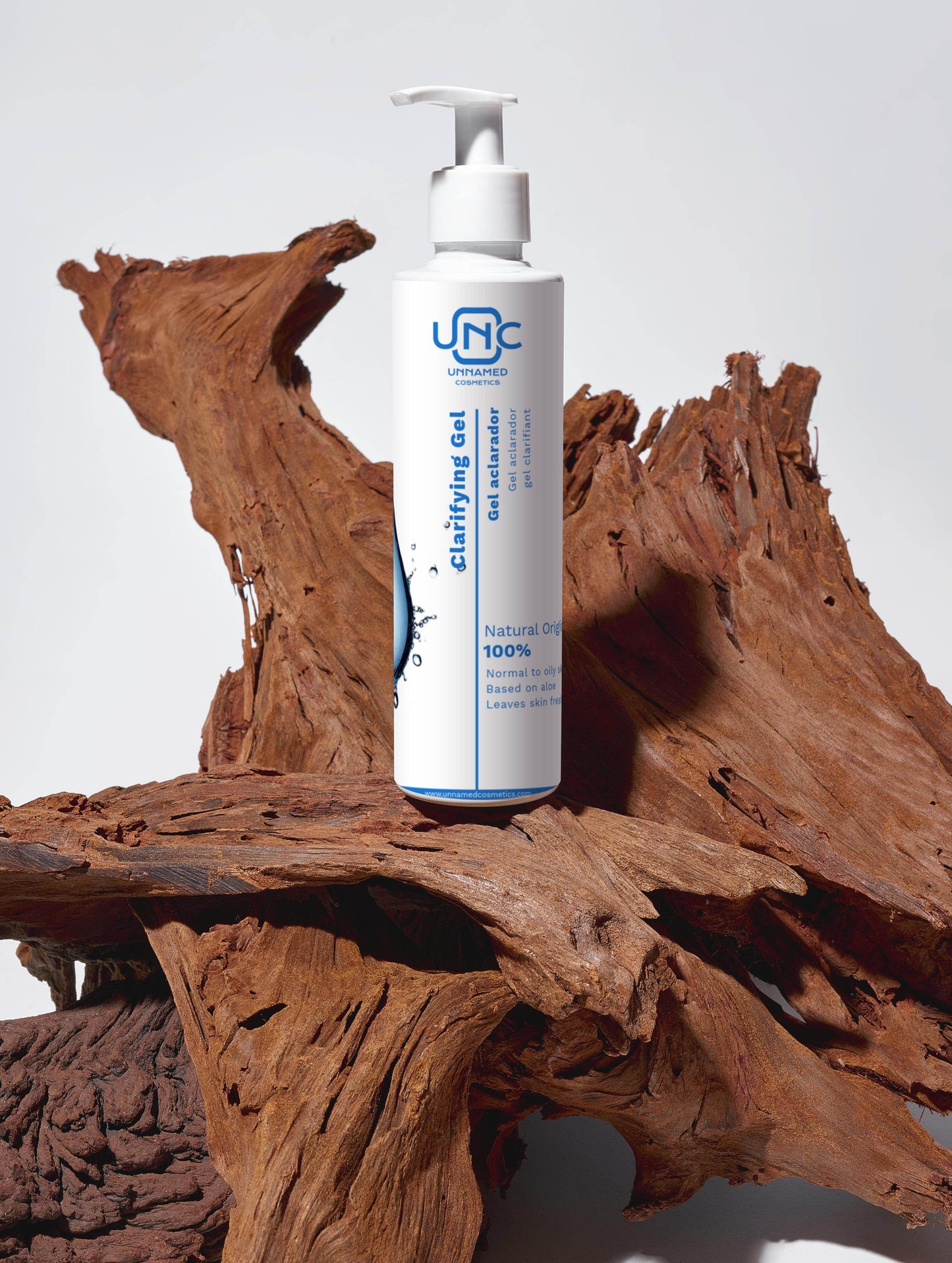 Gel de Limpeza para todo o tipo de peles da Unnamed Cosmetics em frasco sobre madeira natural