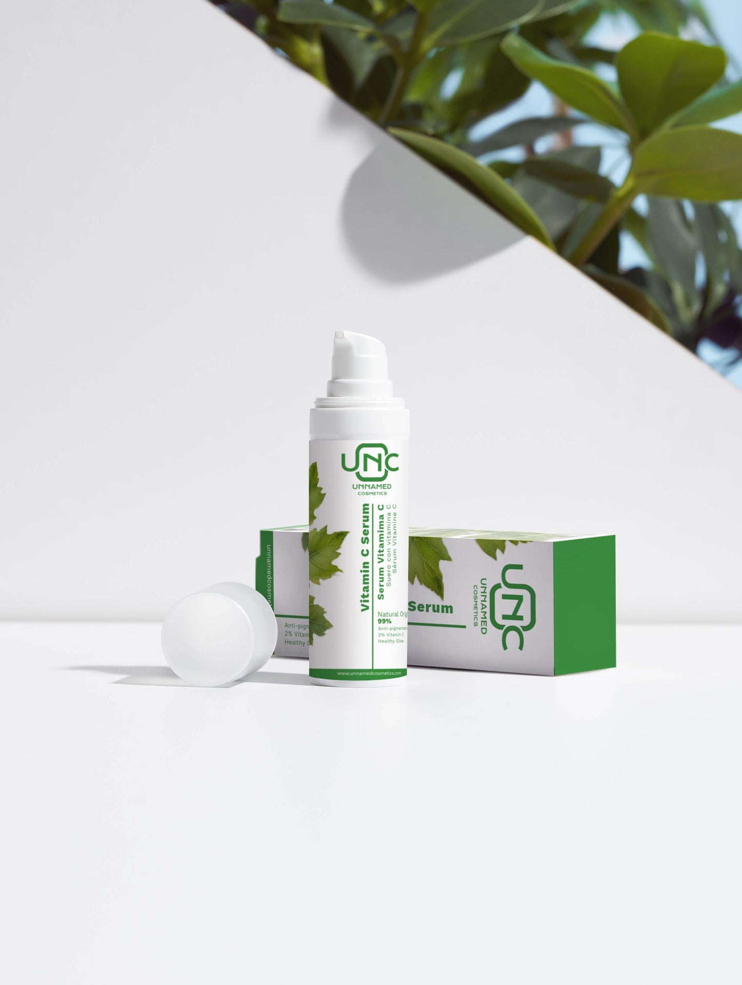 Sérum facial com vitamina C eficaz da Unnamed Cosmetics, embalagem verde com design moderno