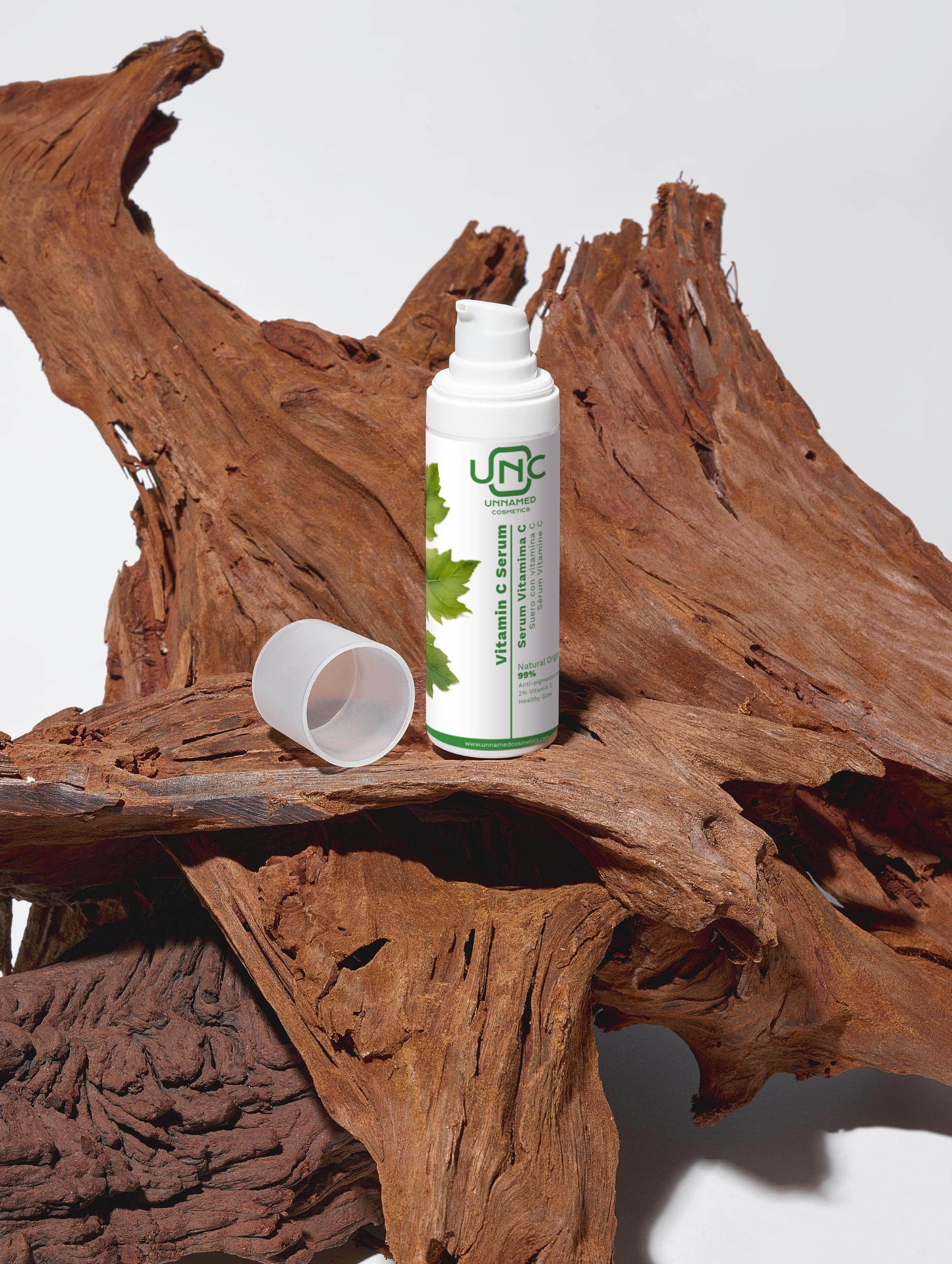 Sérum facial com vitamina C eficaz em embalagem branca, sobre uma superfície de madeira rústica