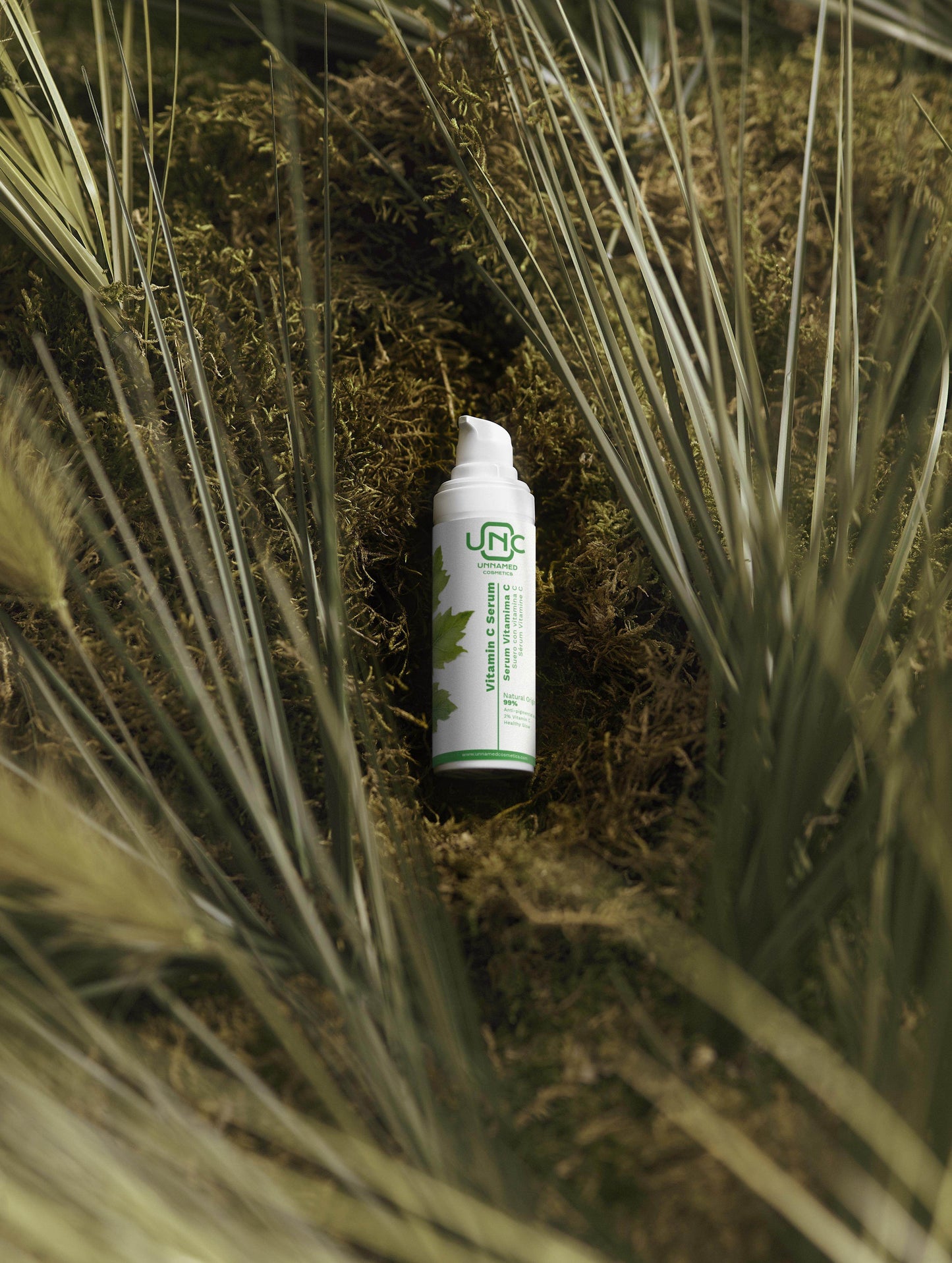 Sérum facial com vitamina C eficaz da Unnamed Cosmetics em fundo natural com folhas verdes