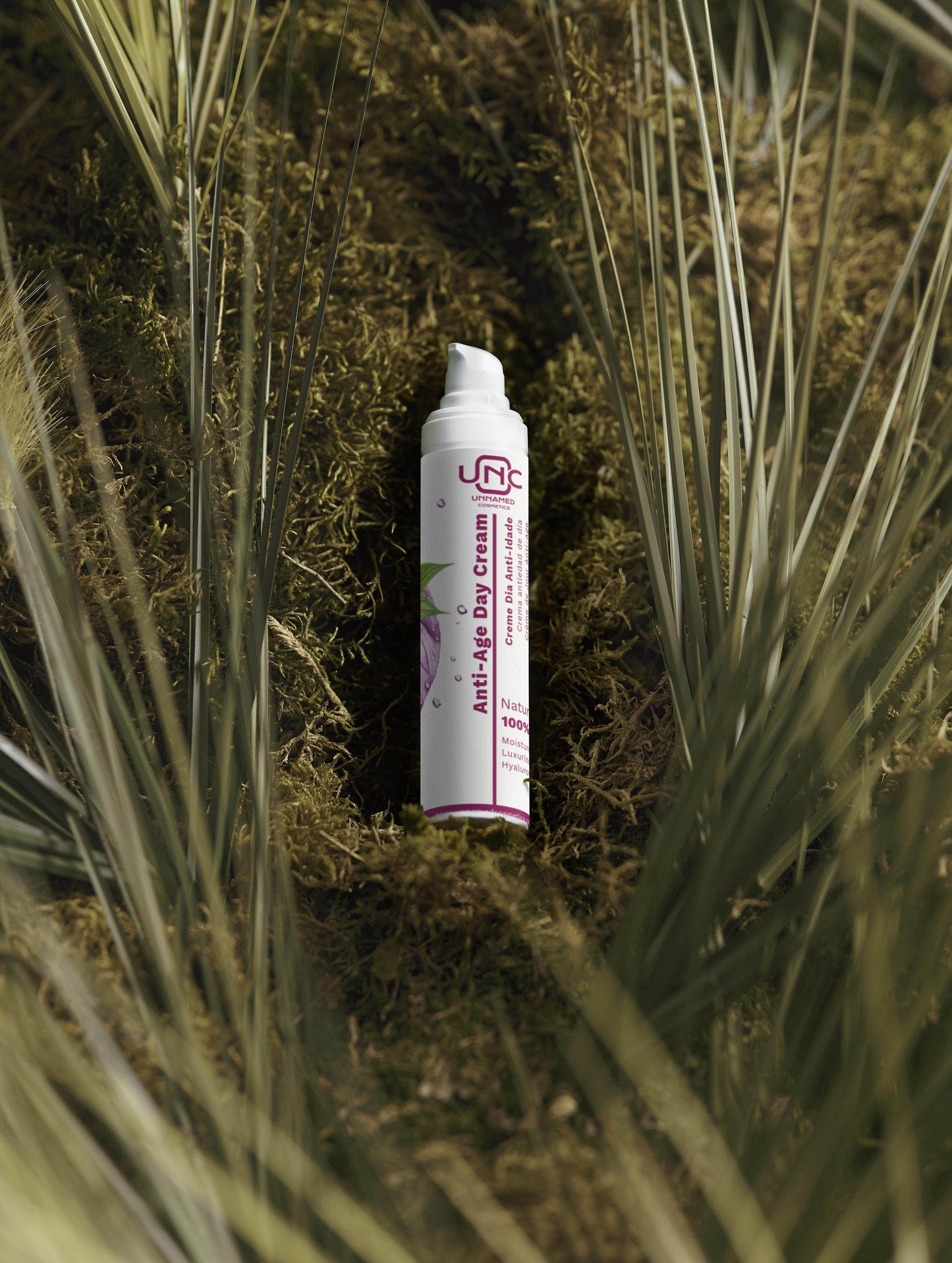 Creme antienvelhecimento natural em embalagem com informação clara entre folhas verdes