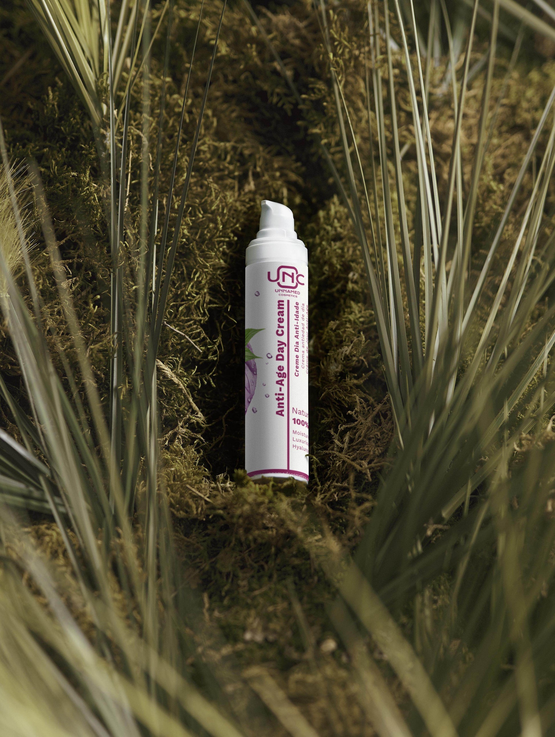 Creme antienvelhecimento natural em embalagem com informação clara entre folhas verdes