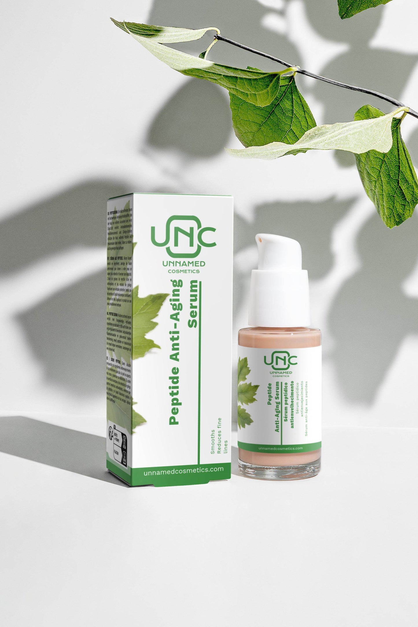 Sérum Peptídeo Antienvelhecimento Natural da Unnamed Cosmetics em embalagem com folhas verdes
