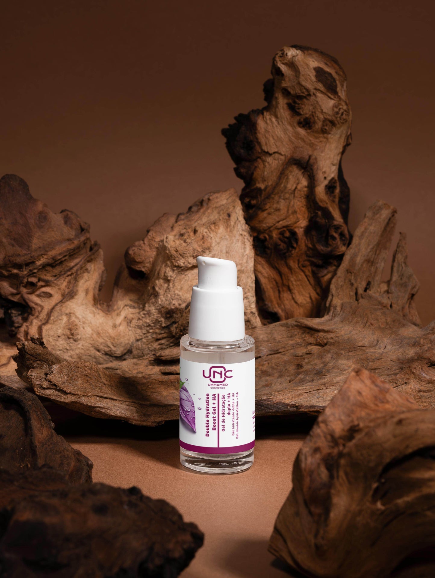 Gel facial de hidratacao dupla HA da Unnamed Cosmetics em frasco sobre fundo de madeira rústica
