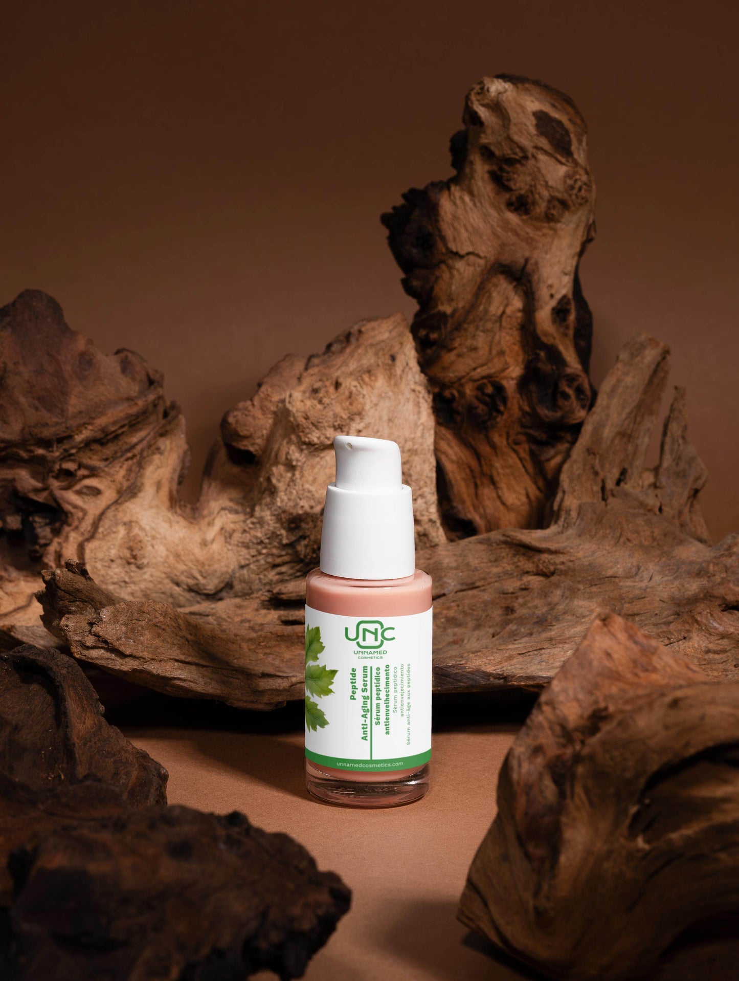 Frasco de sérum antienvelhecimento com peptídeos sobre fundo de madeira, ideal para cuidados da pele