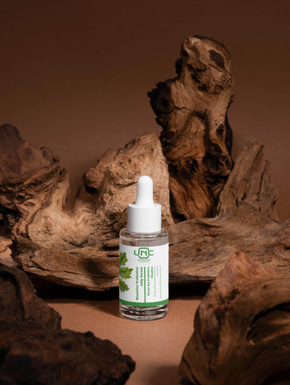 Frasco de sérum prebiótico vegan com conta-gotas em fundo de madeira natural