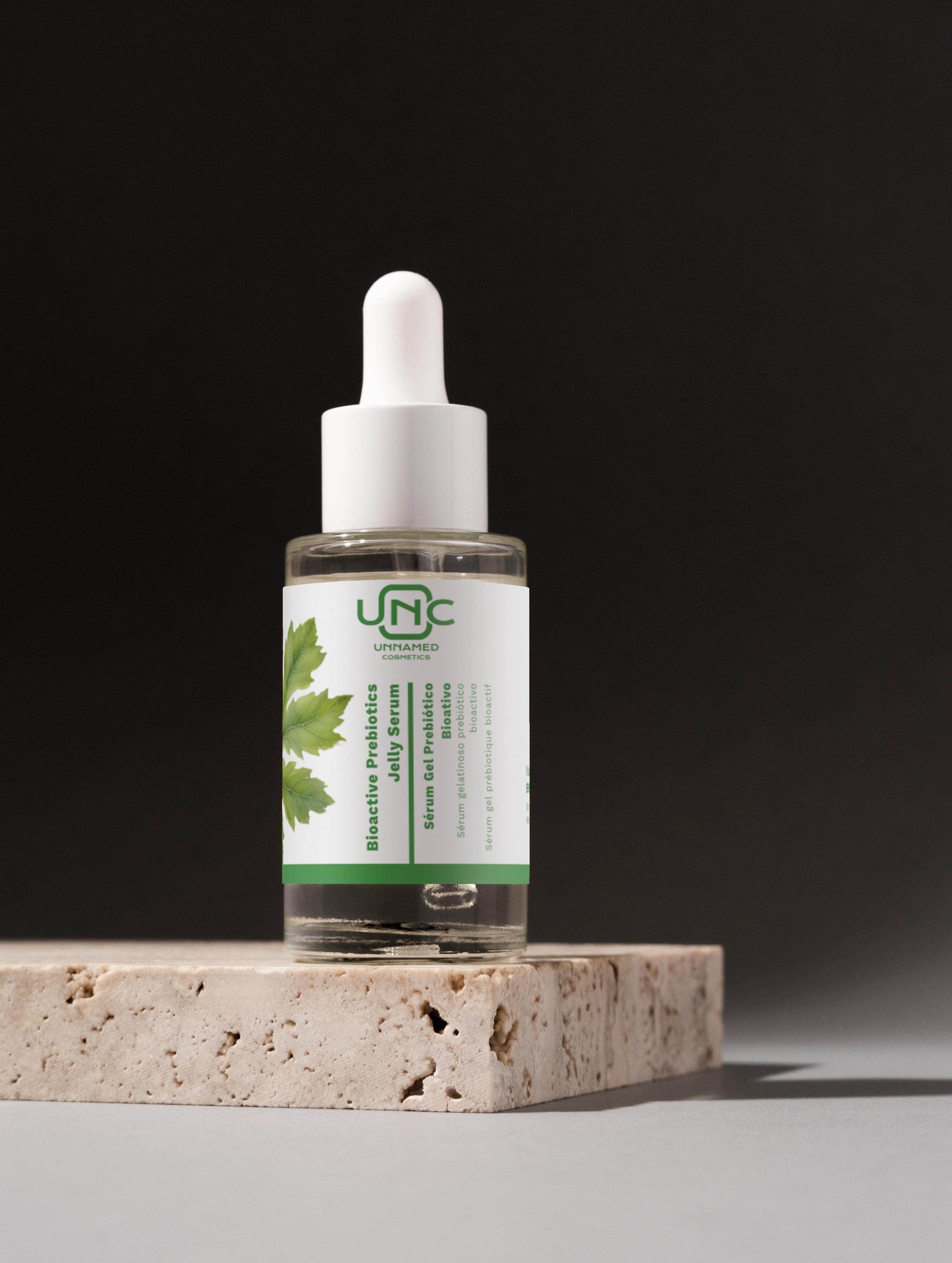 Sérum prebiótico vegan da Unnamed Cosmetics em frasco com conta-gotas sobre base de mármore